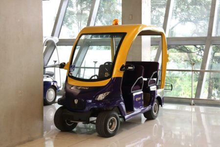 バンコクのスワンナプーム空港内で使われる乗り物カート。屋内で移動支援に使用される