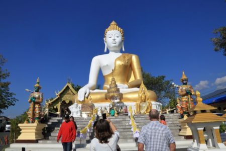 チェンマイの寺院にある大仏と観光客、タイ北部の文化と日常風景