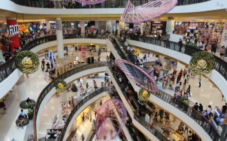 タイのチェンマイにあるセントラルデパートの内部、家電量販店の代替として訪れる場所。
