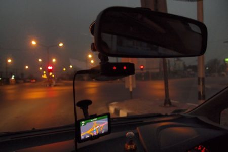 ビザ更新のために早朝、車で入国管理局へ向かう様子。暗い車内から外の道路が見える