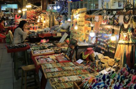 チェンマイのナイトバザールで商品を販売しながら過ごすタイのショップ店員