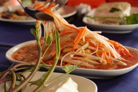 タイの人気料理ソムタム(青パパイヤサラダ)。辛さが特徴の定番ローカルフード
