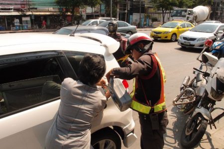 タイのバイク警官が新車にガソリンを補給してサポートするシーン