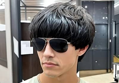 長めの髪の男性のヘアスタイル。前髪も額にかかり、耳にも髪がかかる。後ろ髪も長め。サングラスをしていて目は見えない。