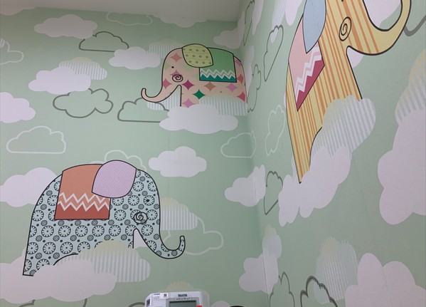 身長体重を測る場所の壁。ゾウの絵が描かれている