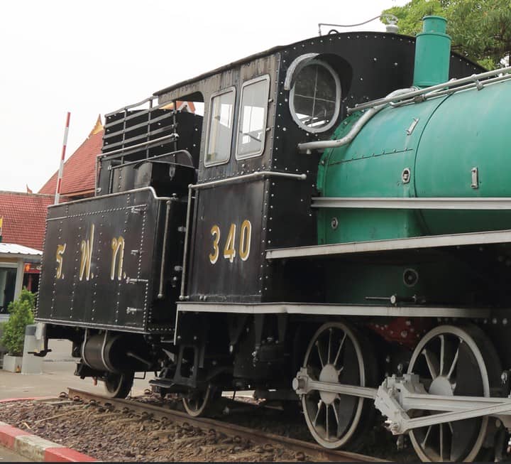 タイ国鉄の蒸気機関車「340番」の車体とロゴマークのクローズアップ