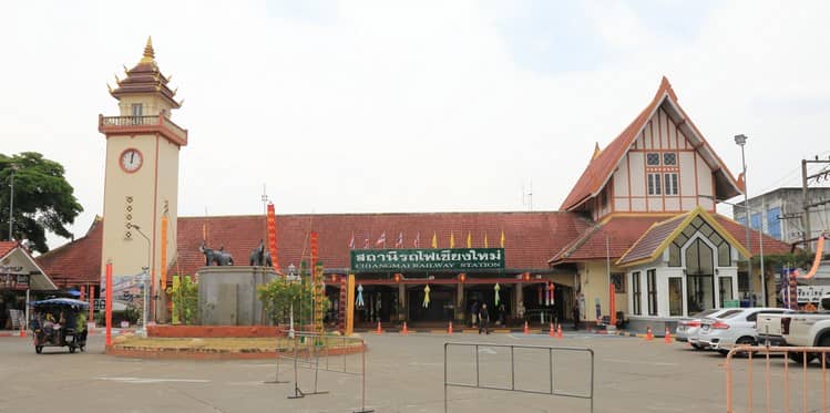 チェンマイ駅の伝統的な駅舎と時計台、正面にある「CHIANGMAI RAILWAY STATION」の看板