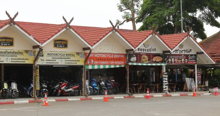 チェンマイ駅前に並ぶレンタルバイク店とカフェ、レストランの外観