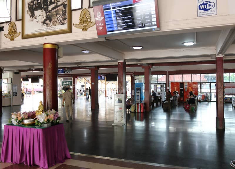 チェンマイ駅構内の広い待合スペースと改札のないホームへの通路