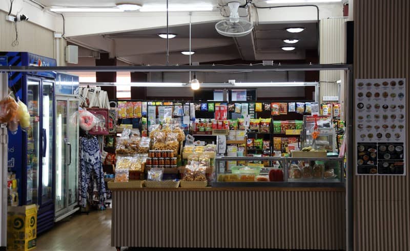 チェンマイ駅構内にある飲食物や軽食を扱う売店の様子