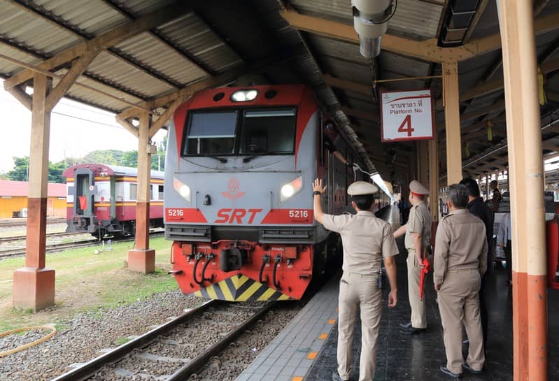 チェンマイ駅のホームに到着するタイ国鉄の列車と見守る駅員たちの様子