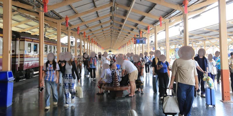 チェンマイ駅ホームに到着した乗客たちで賑わう風景