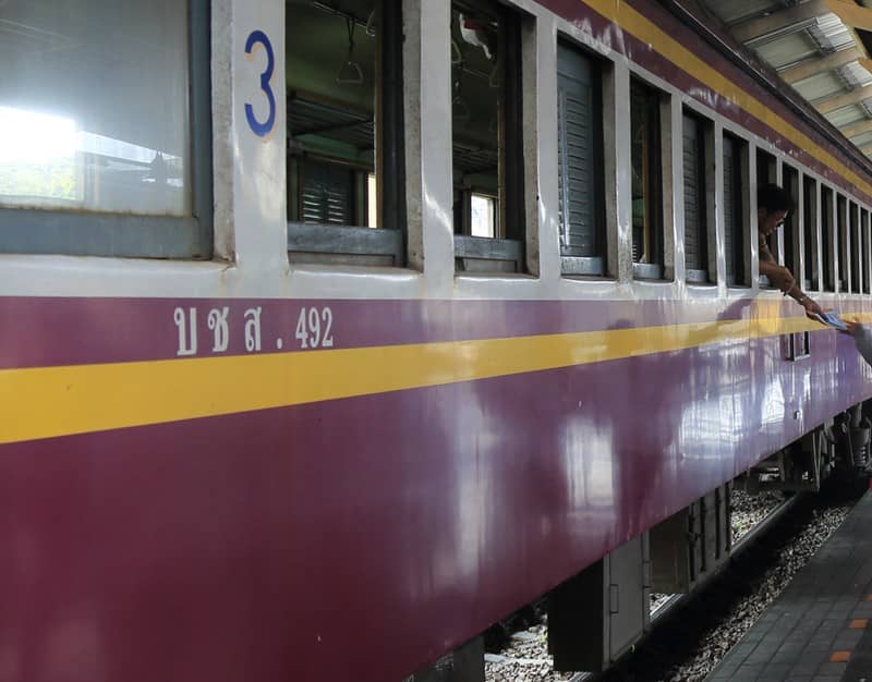 タイ国鉄の3等車両の外観と窓から手を出す乗客の様子