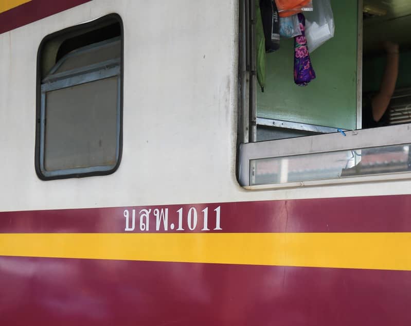 タイ国鉄の2等車両の外観。エアコン付きで、車両番号は1011。