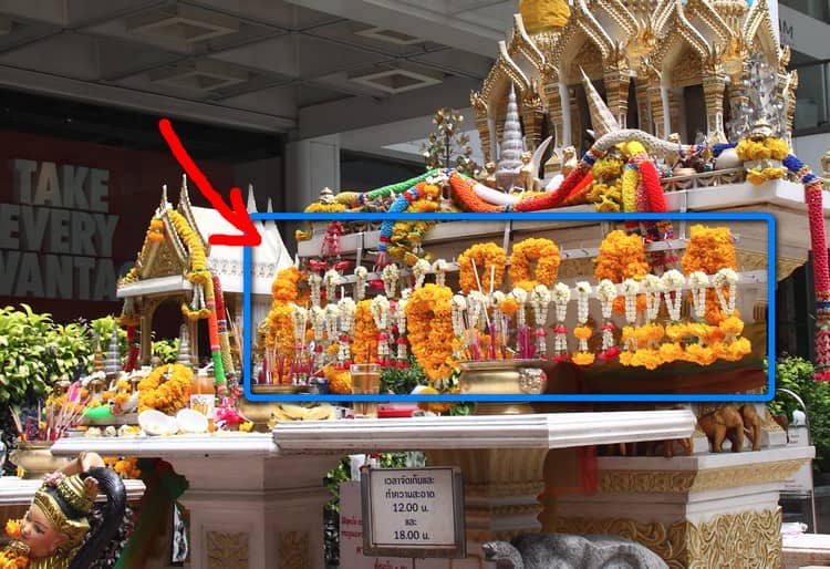 ショッピングセンターのエントランスにある、神様をまつる大きな祠。そこにはお供えとしてジャスミンで作られた花輪が沢山捧げられている。