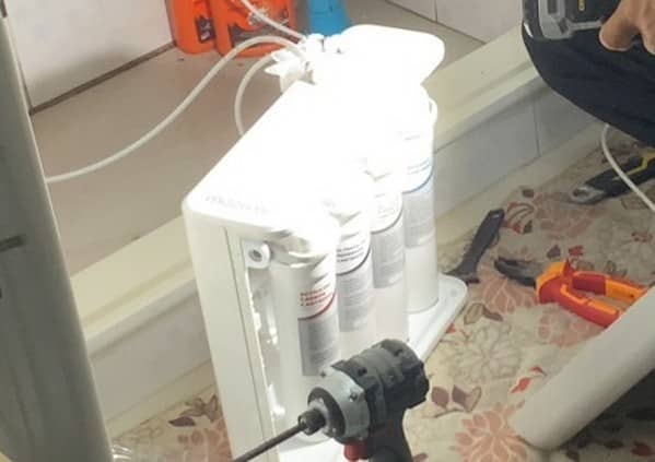 ボックス型の浄水器の蓋を外したところ。中に4つのカートリッジが並ぶ。
