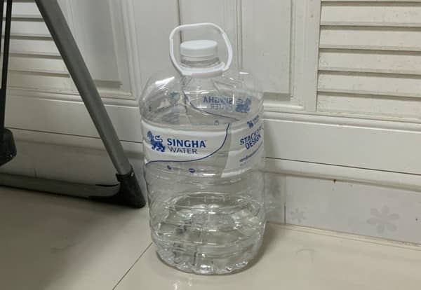 2Lの水ボトル。SINGHAブランド。