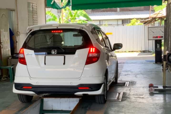 自動車が専用ラインに乗せられ、ブレーキテストなどがされている